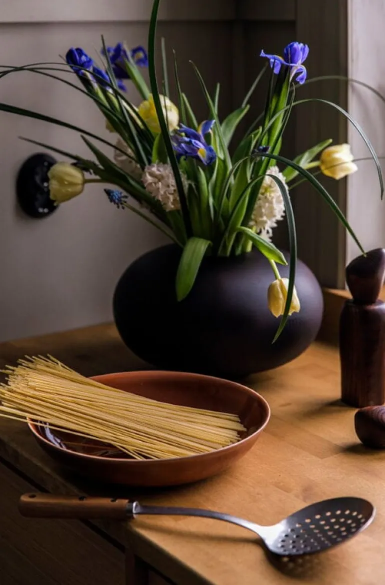 Audo Copenhagen Surround vase, brown wood