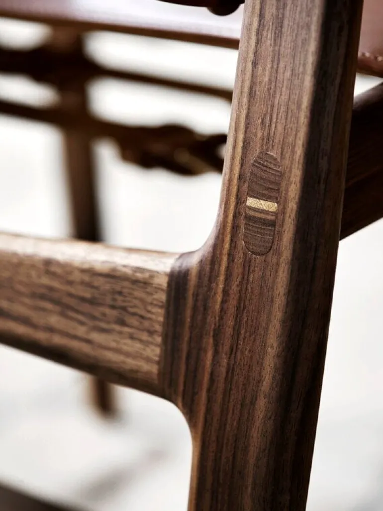 Carl Hansen & Søn BM1106 Huntsman chair, oiled walnut - black leather - steel