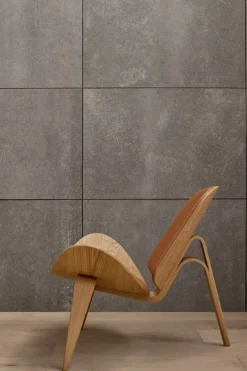 Carl Hansen & Søn CH07 Shell lounge chair, oiled oak - black leather Thor 301