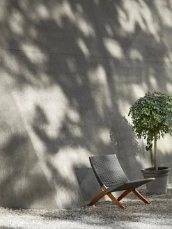 Carl Hansen & Søn MG501 Cuba outdoor lounge chair, teak - Charcoal 1402