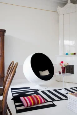 Eero Aarnio Originals Ball Chair, white - black