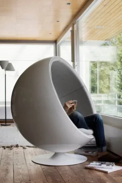 Eero Aarnio Originals Ball Chair, white