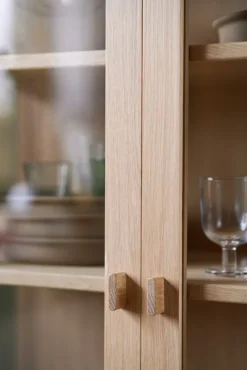 FDB Møbler A90 Boderne display case, 178 cm, lacquered oak