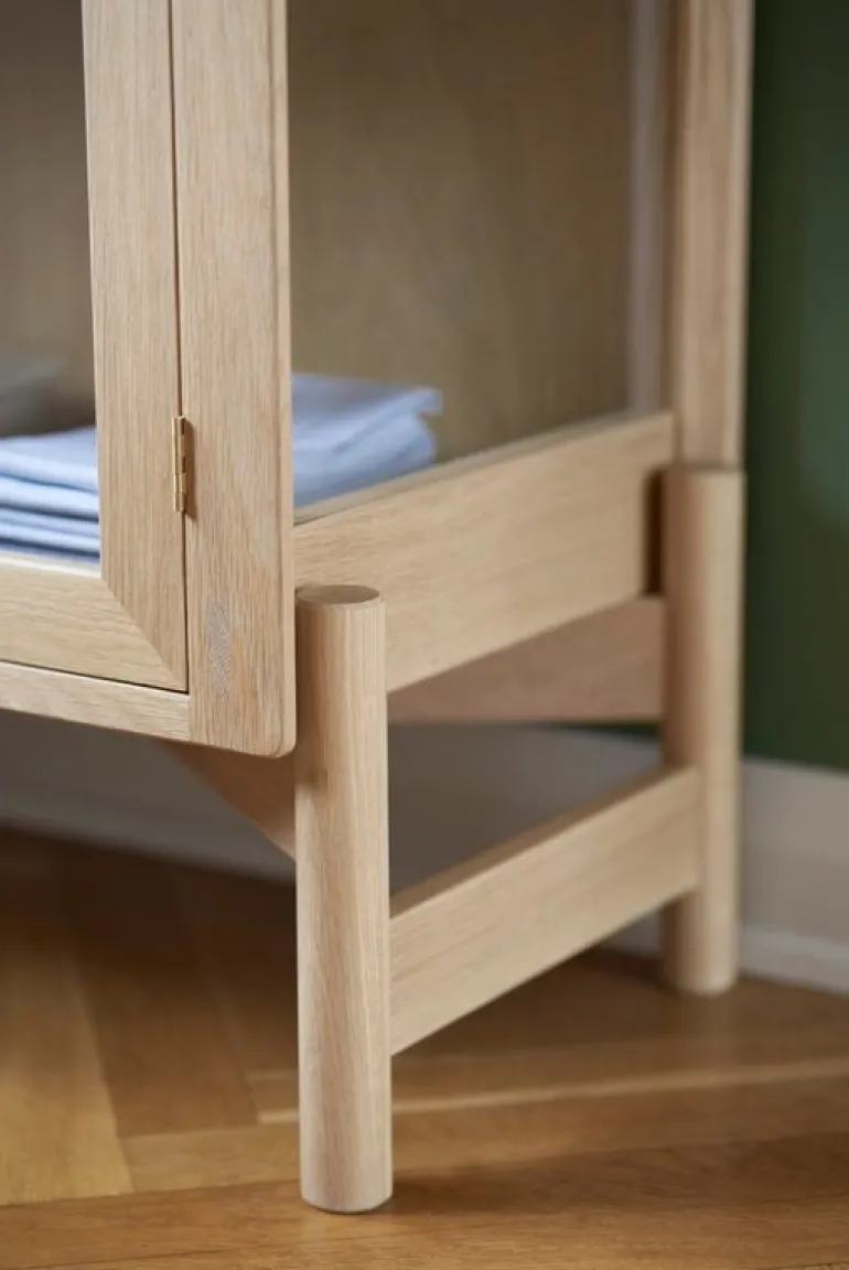 FDB Møbler A90 Boderne display case, 178 cm, lacquered oak