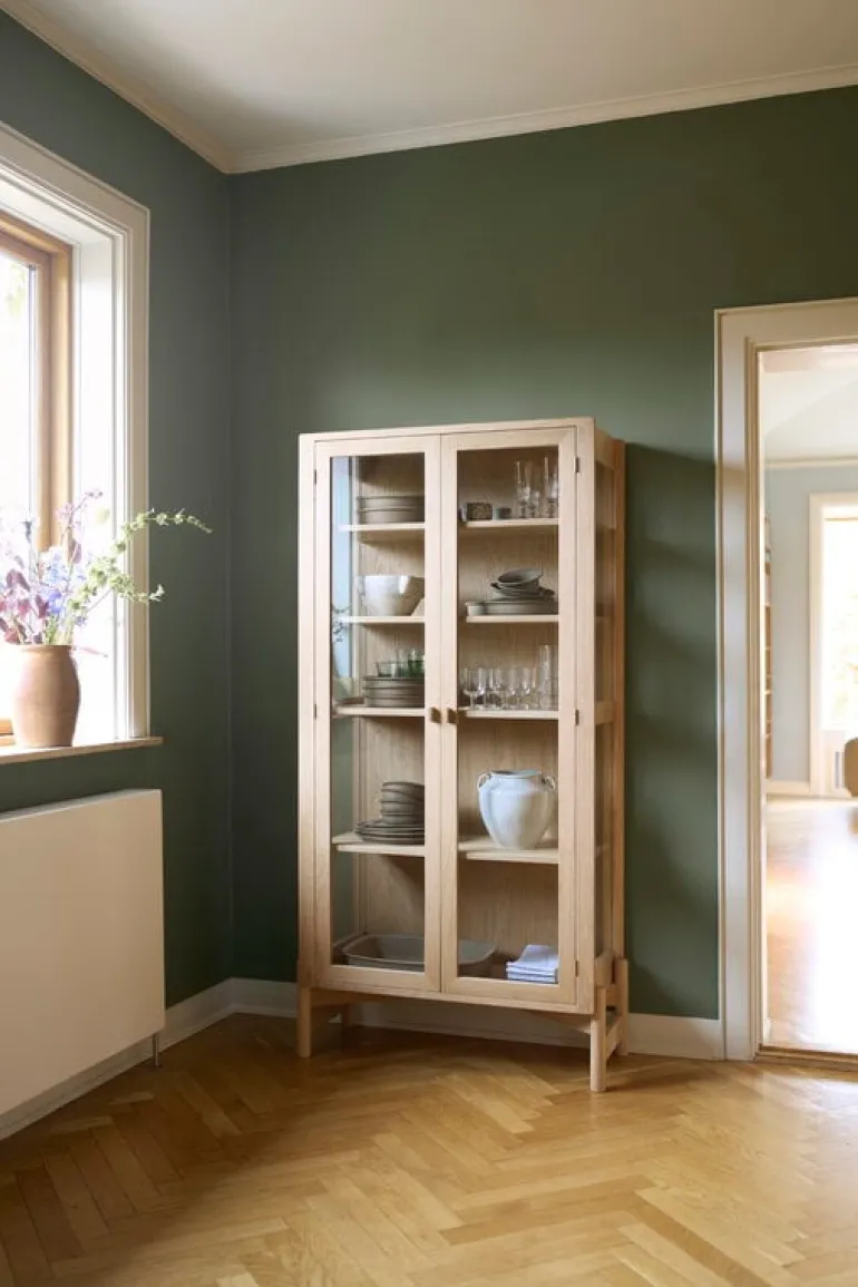 FDB Møbler A90 Boderne display case, 178 cm, lacquered oak