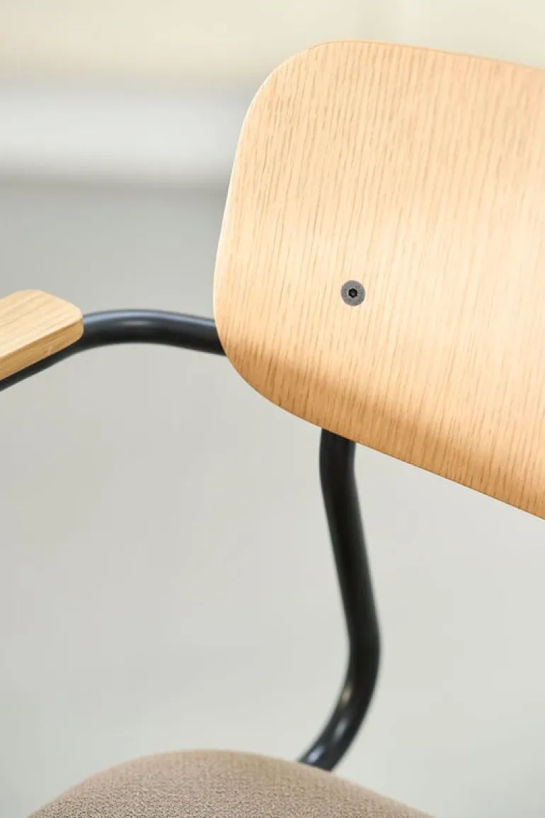 FDB Møbler J183 Holmen chair with armrests, oak veneer - Grain Taupe