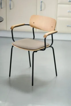 FDB Møbler J183 Holmen chair with armrests, oak veneer - Grain Taupe