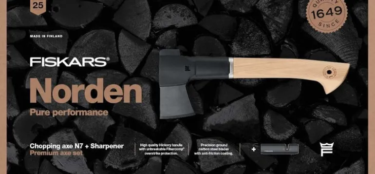 Fiskars Norden chopping axe N7 with sharpener