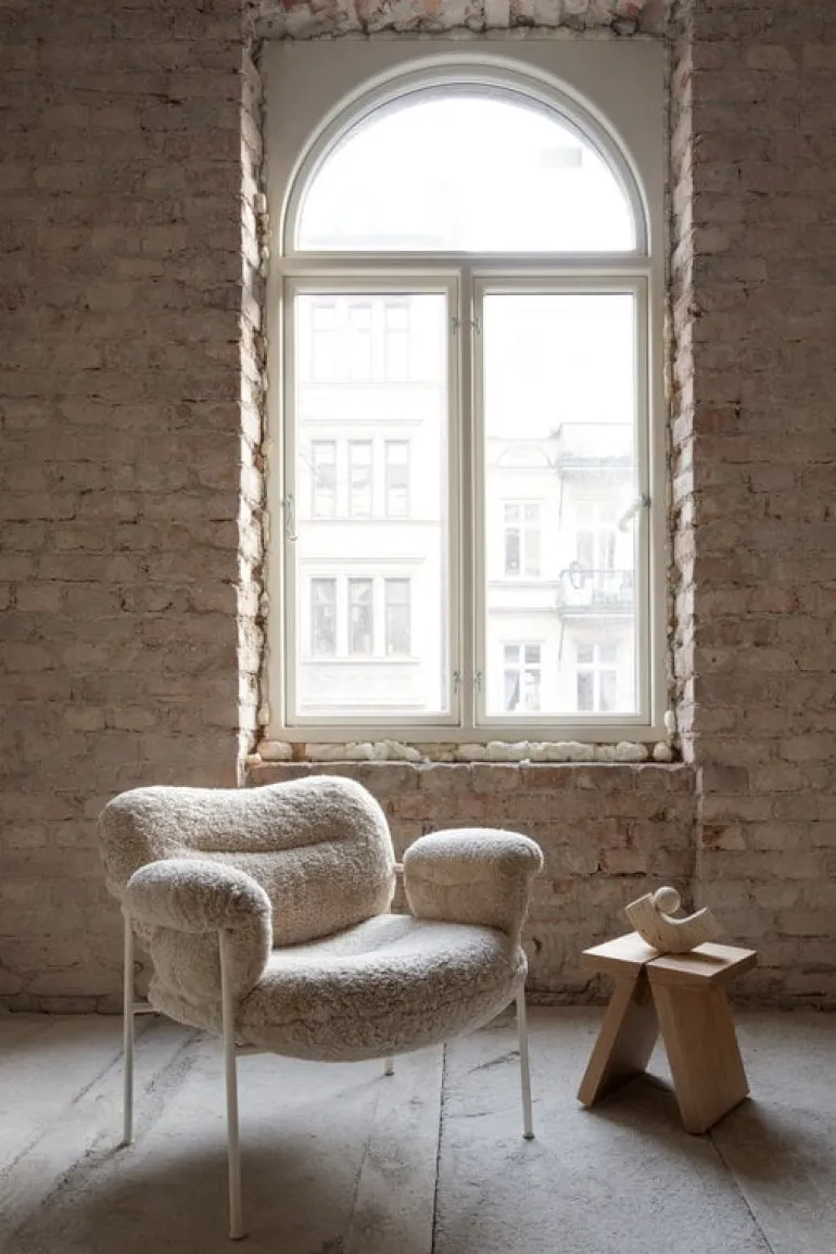 Fogia Bollo lounge chair, Mohawi sheepskin - black