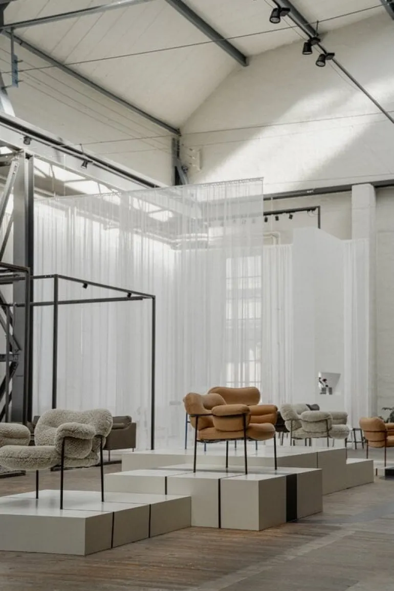 Fogia Bollo lounge chair, Mohawi sheepskin - black