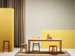 Fogia Figurine dining table, lacquered oak