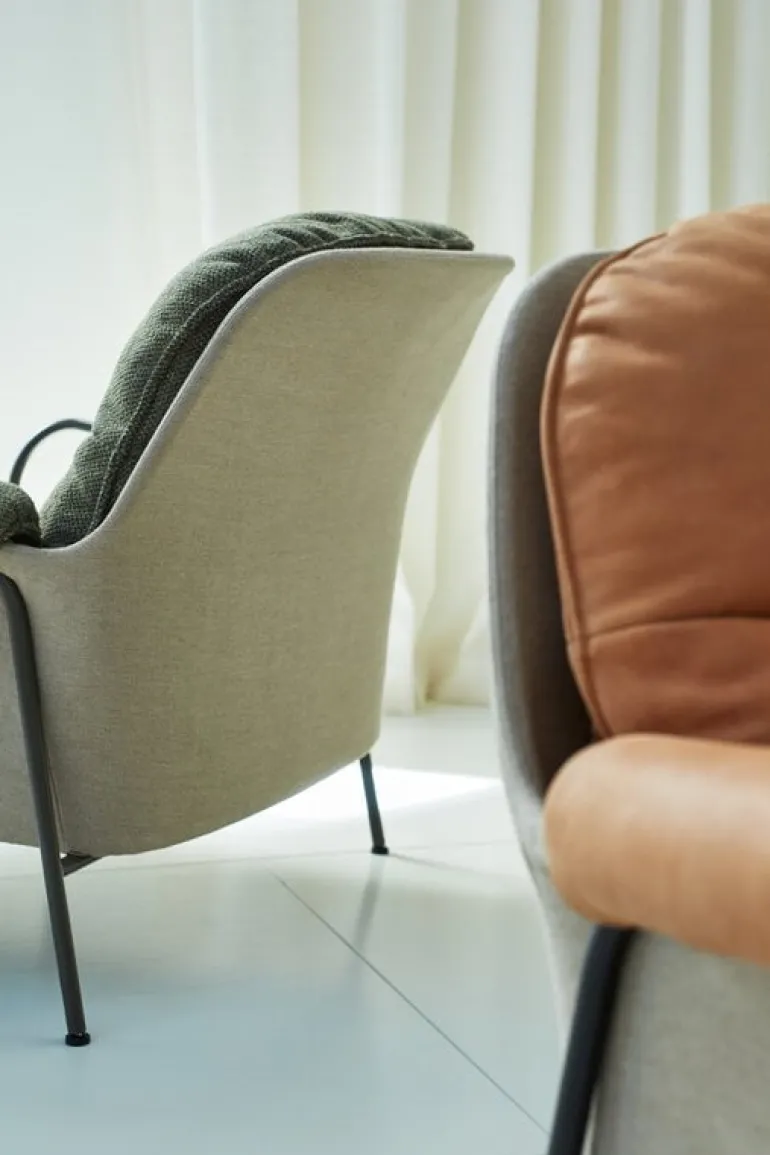 Fogia Lyra armchair, black steel - brown Kvadrat Safire 0001