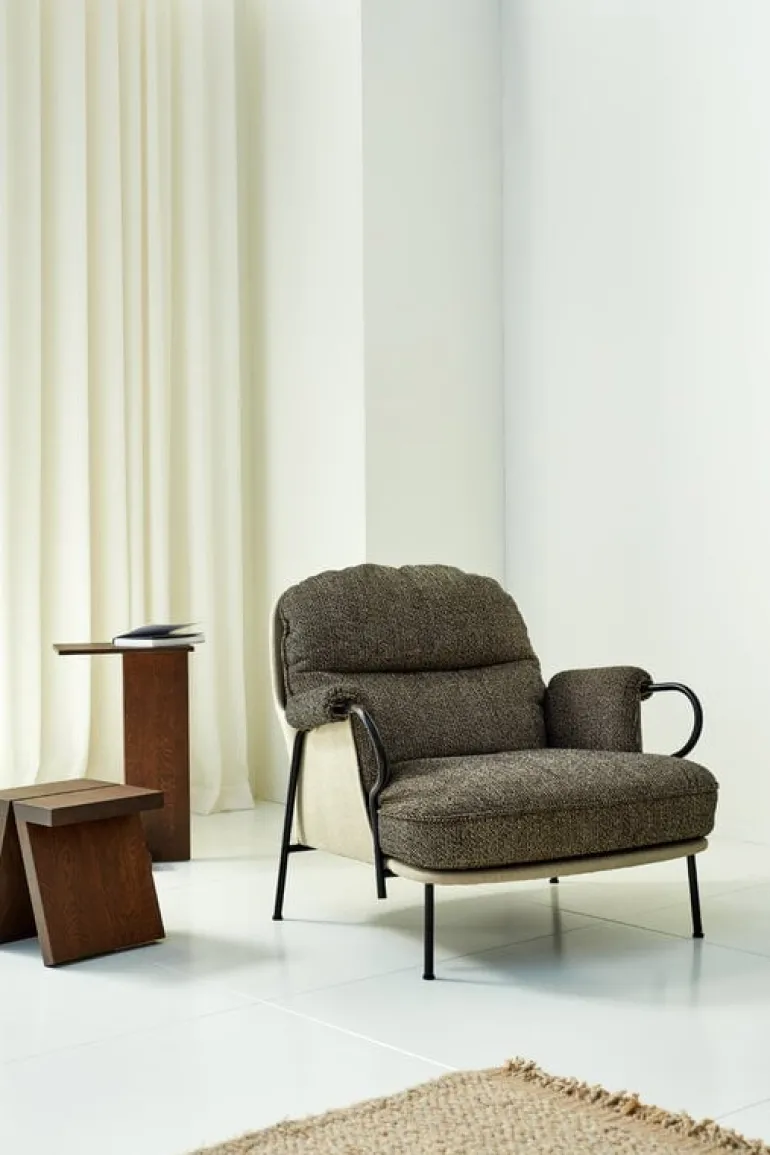 Fogia Lyra armchair, black steel - brown Kvadrat Safire 0001