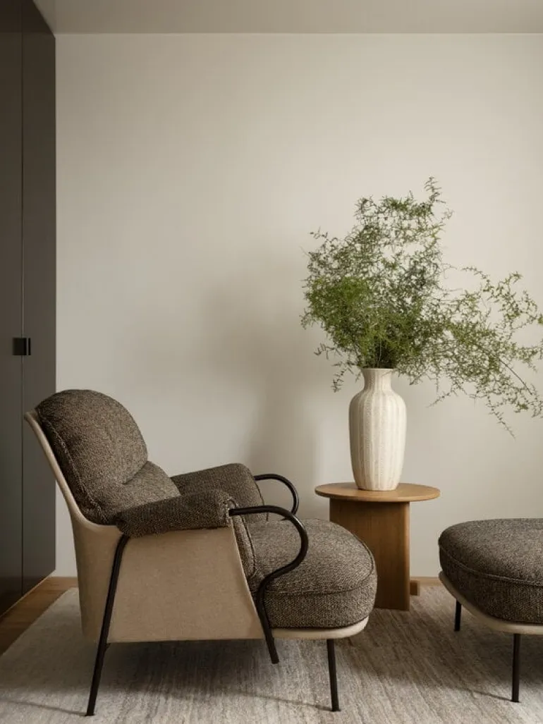 Fogia Lyra ottoman, black steel - brown Kvadrat Safire 0001