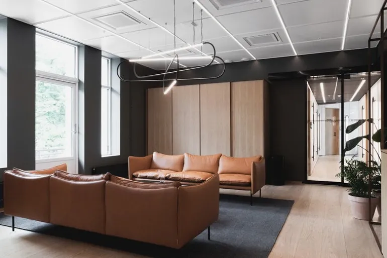 Fogia Tiki 3-seater sofa, black steel - cognac leather