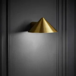 Frandsen Grasp rechargeable wall lamp, brass