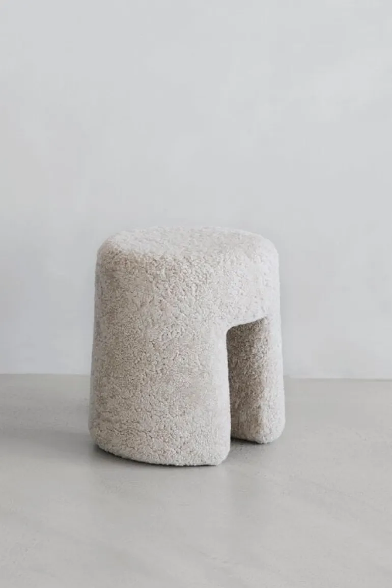 Fredericia Sequoia pouf, sheepskin Moonlight