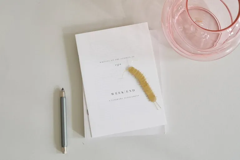 Fundamental Berlin Muse vase, medium, rubine