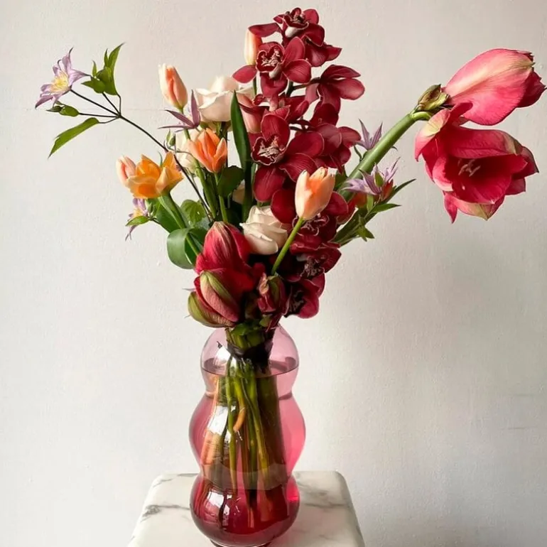 Fundamental Berlin Muse vase, large, rubine