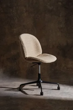 GUBI Beetle meeting chair w/ castors, height-adjust., Karakorum 003