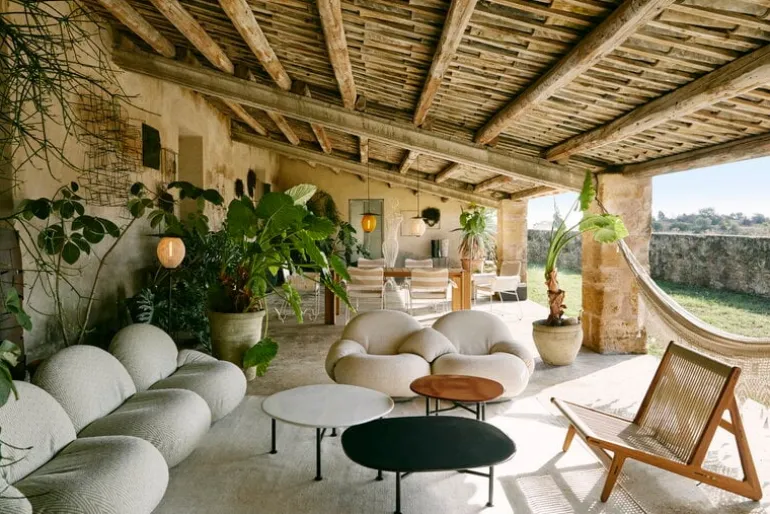 GUBI Carmel coffee table, 60 x 60 cm, black - rock red