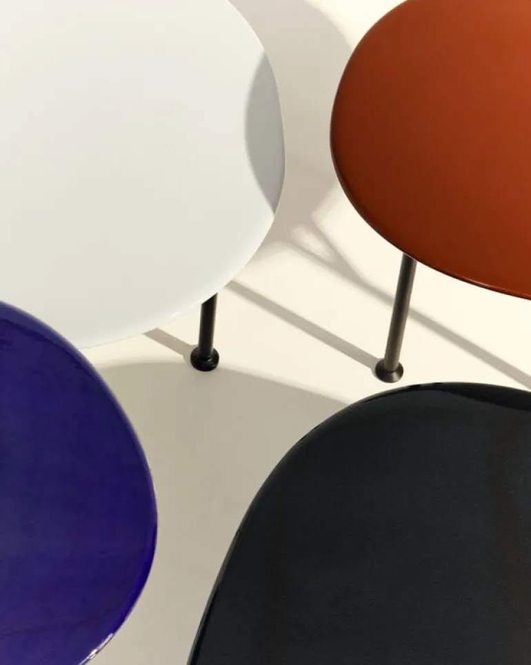 GUBI Carmel coffee table, 60 x 60 cm, black - rock red