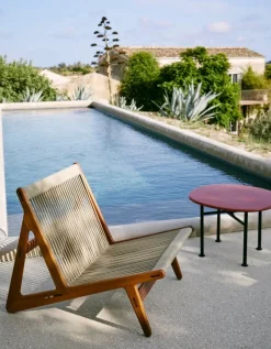 GUBI Carmel coffee table, 60 x 60 cm, black - rock red