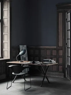 GUBI Cobra table lamp, black semi matt