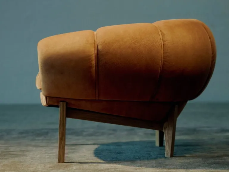 GUBI Croissant lounge chair, oiled oak - Chamois Cuoio 1708