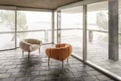 GUBI Croissant lounge chair, oiled oak - Chamois Cuoio 1708