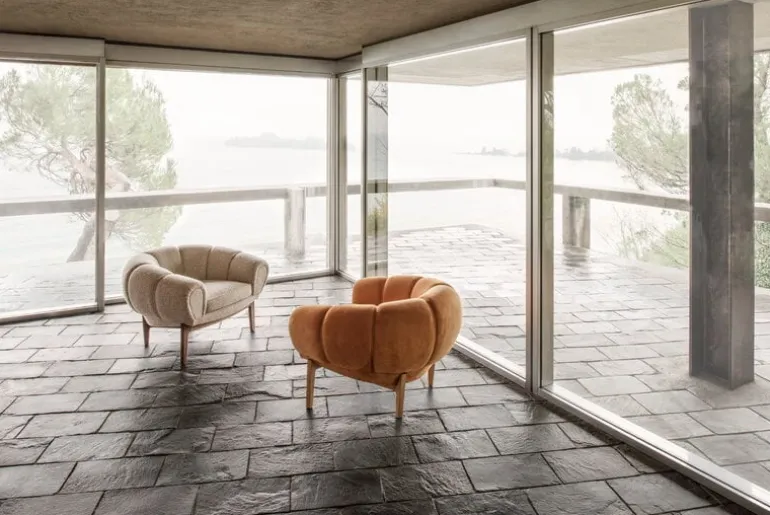 GUBI Croissant lounge chair, oiled oak - Chamois Cuoio 1708