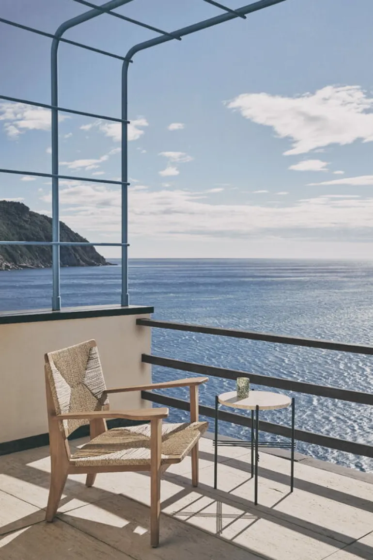 GUBI F-Chair Outdoor lounge chair, natural - teak