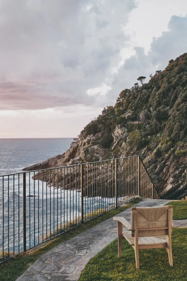 GUBI F-Chair Outdoor lounge chair, natural - teak