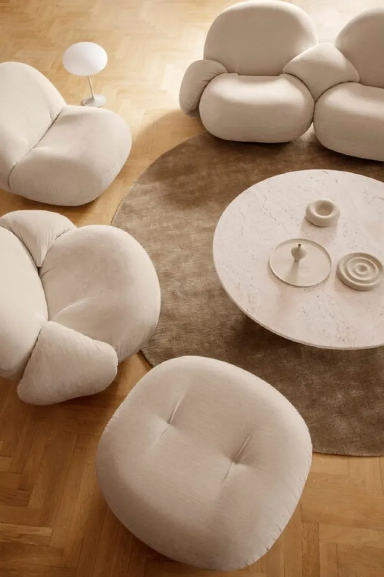 GUBI Pacha lounge chair with armrest, pearl gold - Karakorum 001