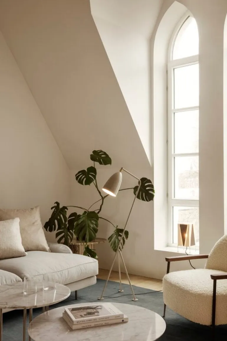 GUBI Sejour lounge chair with armrests, Artemidor001-walnut-antique b