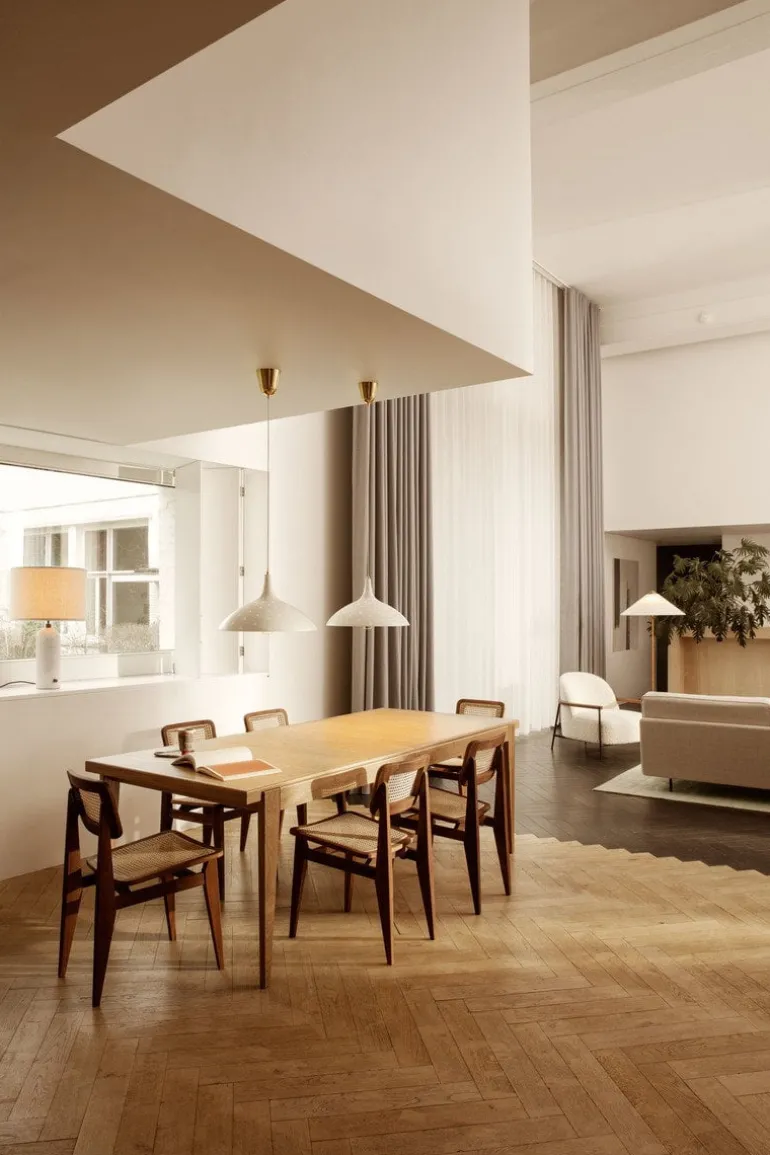 GUBI Sejour lounge chair with armrests, Artemidor001-walnut-antique b