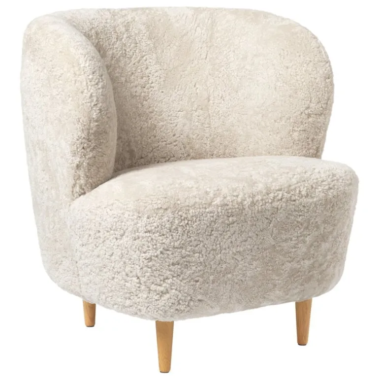 GUBI Stay lounge chair, small, Moonlight sheepskin - oak