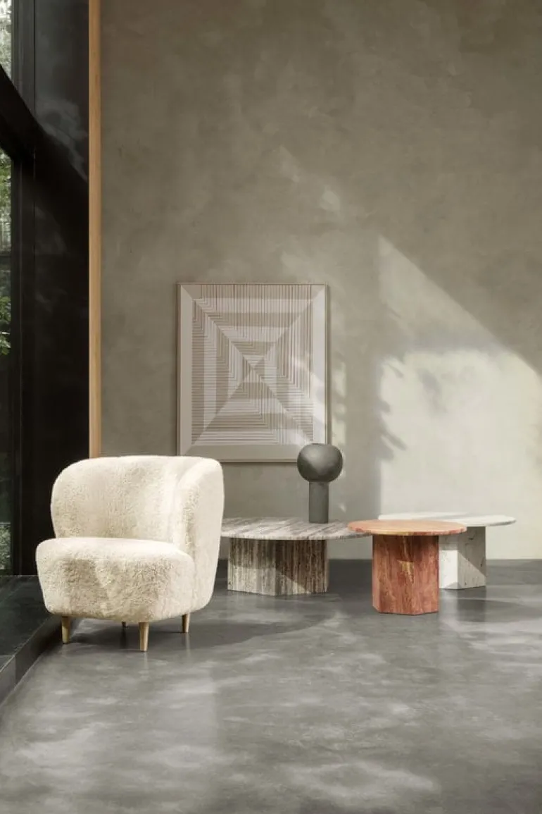 GUBI Stay lounge chair, small, Moonlight sheepskin - oak