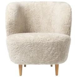 GUBI Stay lounge chair, small, Moonlight sheepskin - oak