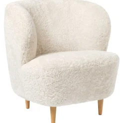 GUBI Stay lounge chair, small, Offwhite Curly sheepskin - oak