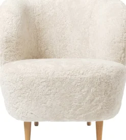 GUBI Stay lounge chair, small, Offwhite Curly sheepskin - oak