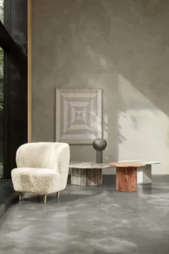 GUBI Stay lounge chair, small, Offwhite Curly sheepskin - oak