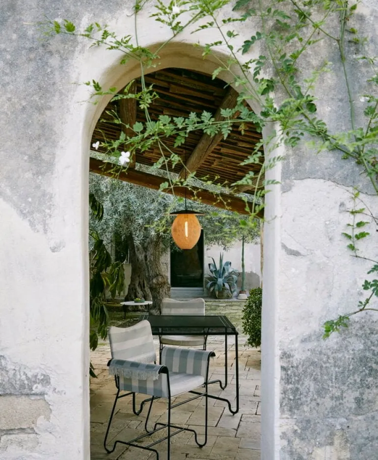 GUBI Tropique chair with fringes, classic black - Leslie Stripe 20