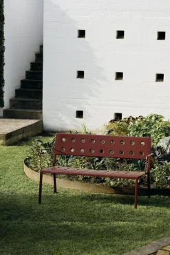 HAY Balcony Lounge bench w. armrest, 121,5 x 69 cm, iron red