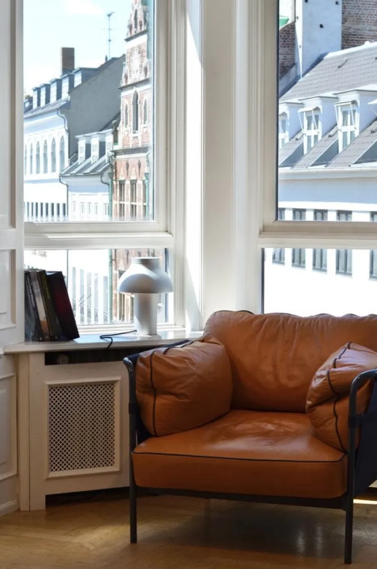 HAY Can lounge chair, cognac leather - black canvas - chrome frame