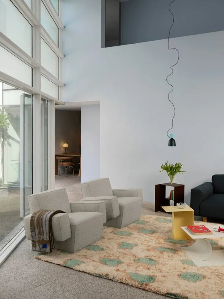 Hem Hunk lounge chair with armrests, Tiree Swan