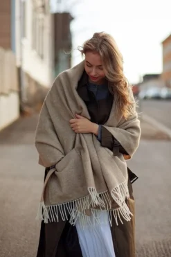 Lapuan Kankurit Arvo pocket shawl, 60 x 180 cm, white - natural beige