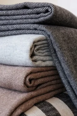 Lapuan Kankurit Elli blanket, 130 x 180 cm, white - dark grey