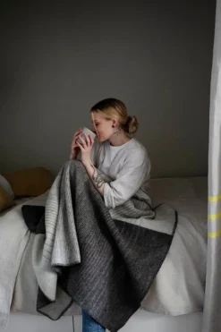 Lapuan Kankurit Kaamos blanket, 150 x 200 cm, white - natural brown