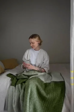 Lapuan Kankurit Kaamos blanket, 150 x 200 cm, white - olive